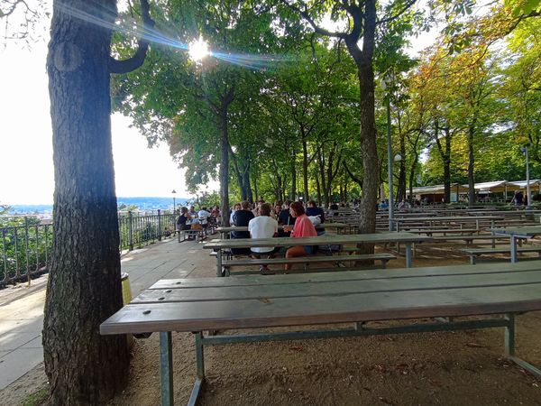 Genießt ein kühles Bier mit Blick über die Prager Altstadt