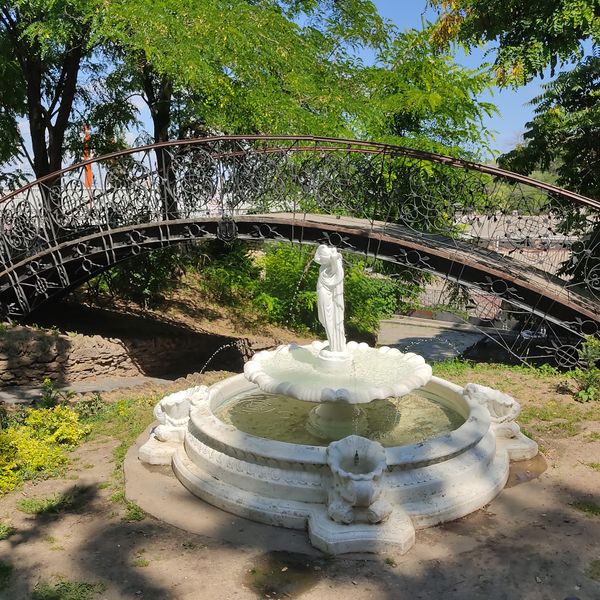 Einzigartige Architekturbrücke entdecken