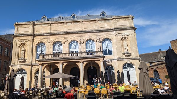 Kulturelle Aufführungen in königlichem Ambiente