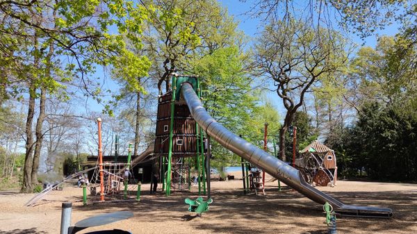 Spiel und Spaß auf dem Wasseraktionsspielplatz für kleine Piraten