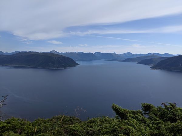 Panoramablick über Fjorde und Berge