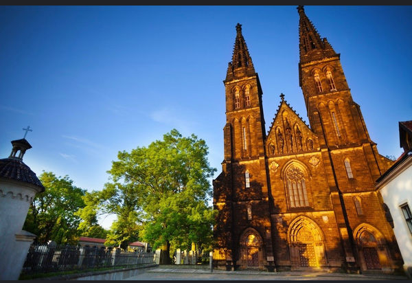 Entdeckt die ruhigen Gärten und historischen Geheimnisse von Vyšehrad