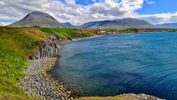 Infinity-Pool mit Fjordblick