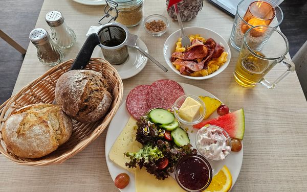 Frühstück mit Hafenblick