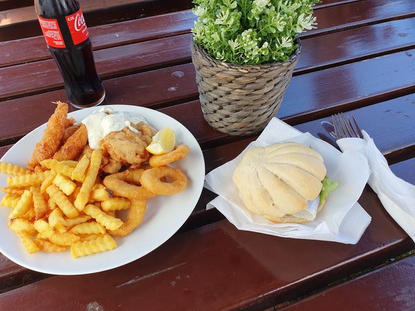 Fischbrötchen an Bord genießen