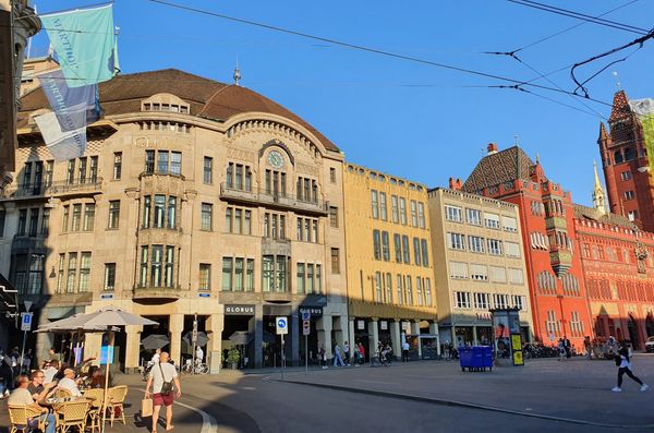 Lebendiges Zentrum mit buntem Treiben