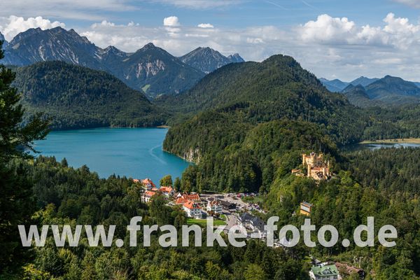 Kristallklares Wasser umgeben von majestätischen Bergen