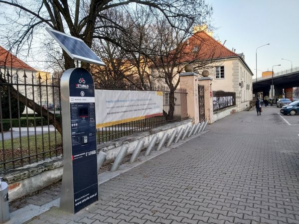 Warschau auf zwei Rädern erkunden