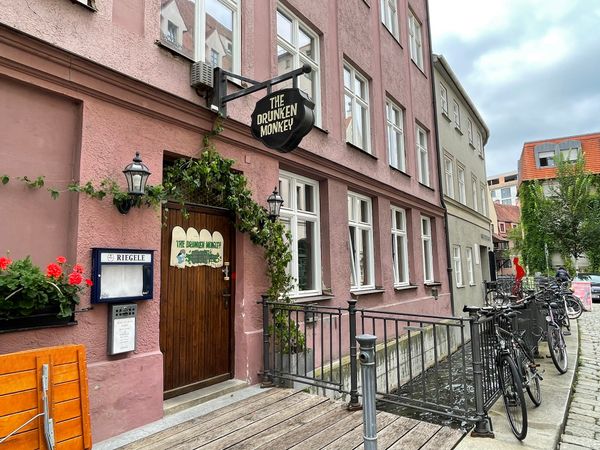 Craftbier und Gin in gemütlicher Bar