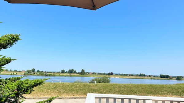 Genieße Kaffee mit Elbblick im Elbcafé