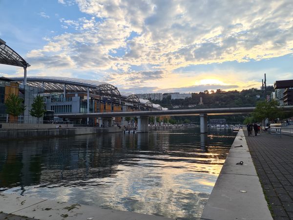 Modernes Lyon am Flussufer