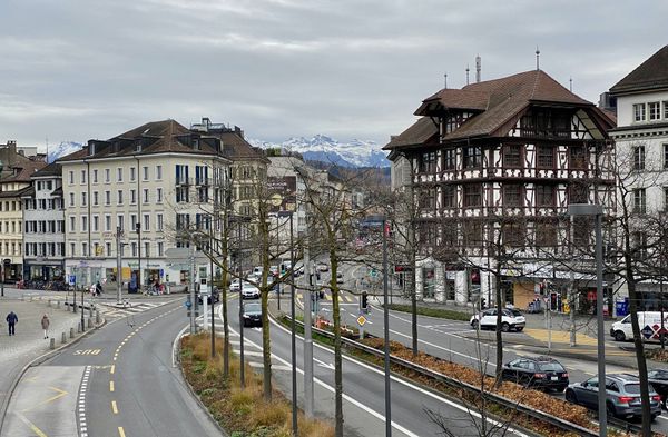 Historische Brücke mit Totentanz