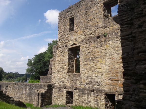 Entdecke die Ruinen und die Geheimnisse der alten Burg