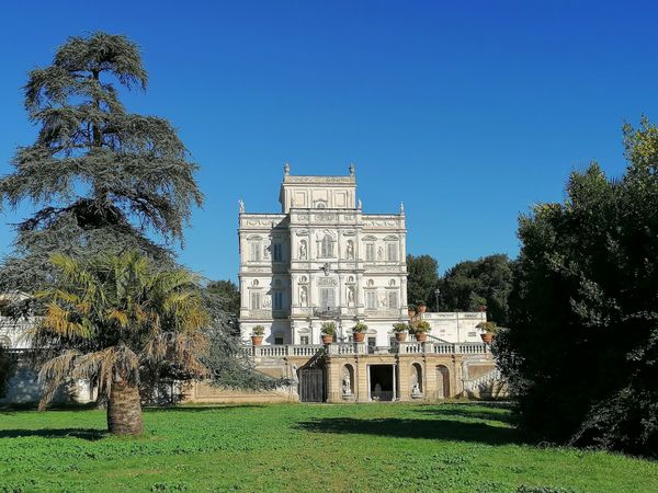 Einzigartiges Picknick umgeben von historischer Pracht und Natur