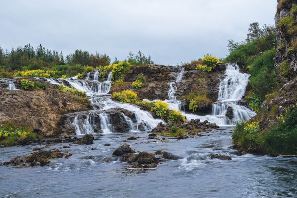 Zwei Farben, ein atemberaubender Wasserfall