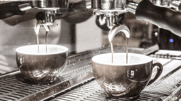 Kaffee und Steckdosen für Workaholics