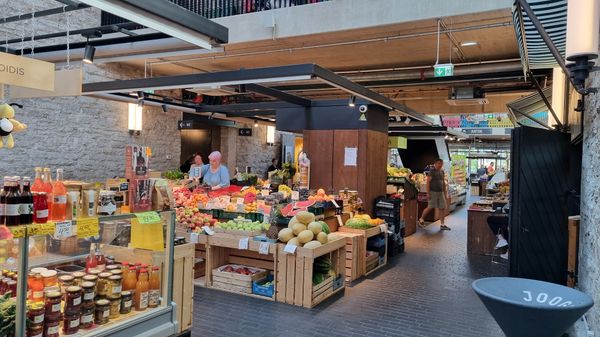 Lebendiger Markt mit lokalen Köstlichkeiten