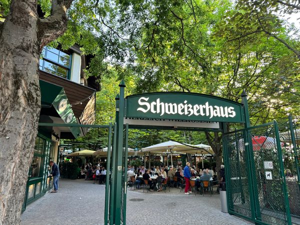 Traditionelle Wiener Stelze im legendären Biergarten