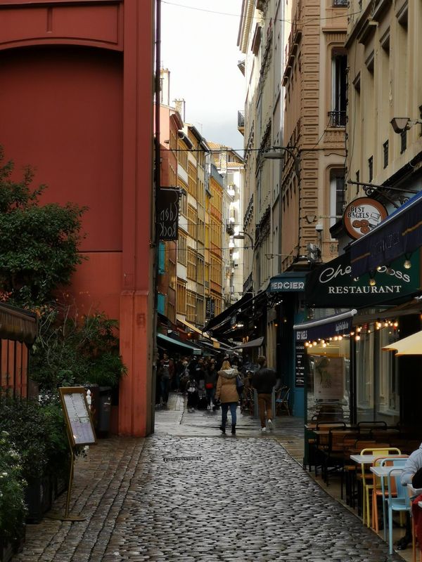 Lebendige Straße voller Gastronomie