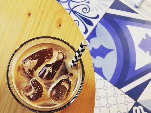 Einzigartiger Cold Brew in einer charmanten, kleinen Kaffeebar