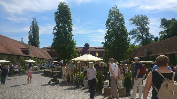 Märchenhaftes Schloss mit prächtigen Gärten