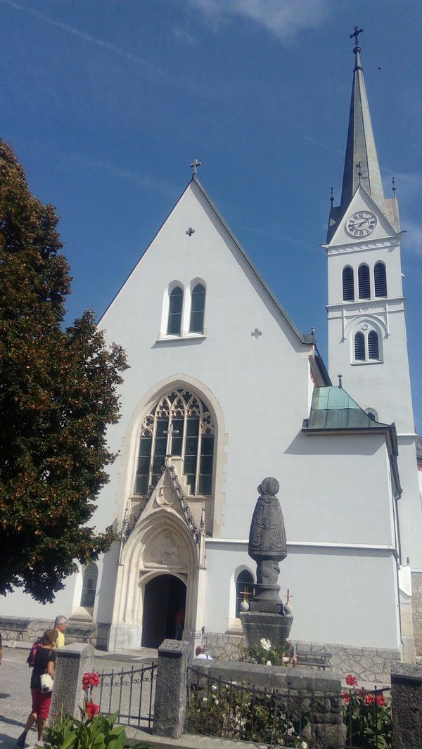 Neo-Gotische Kirche mit reicher Geschichte