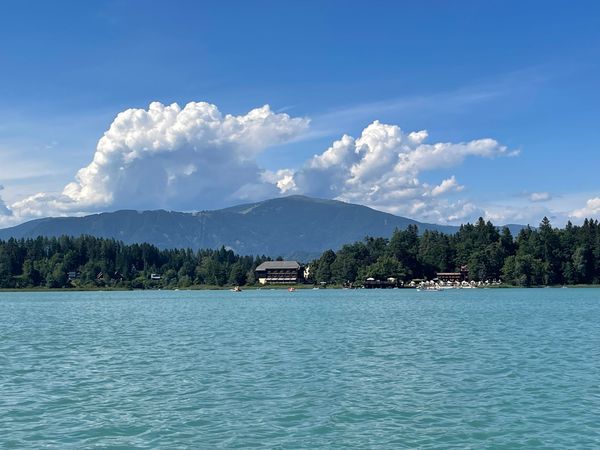 Kristallklares Wasser trifft auf Bergpanorama