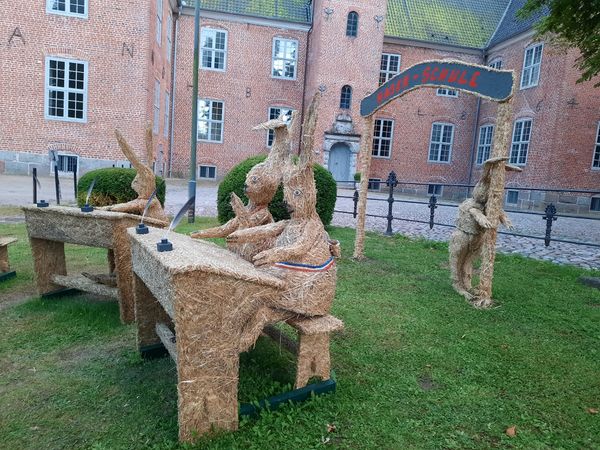 Familienspaß mit Strohfiguren und Kornfeldern