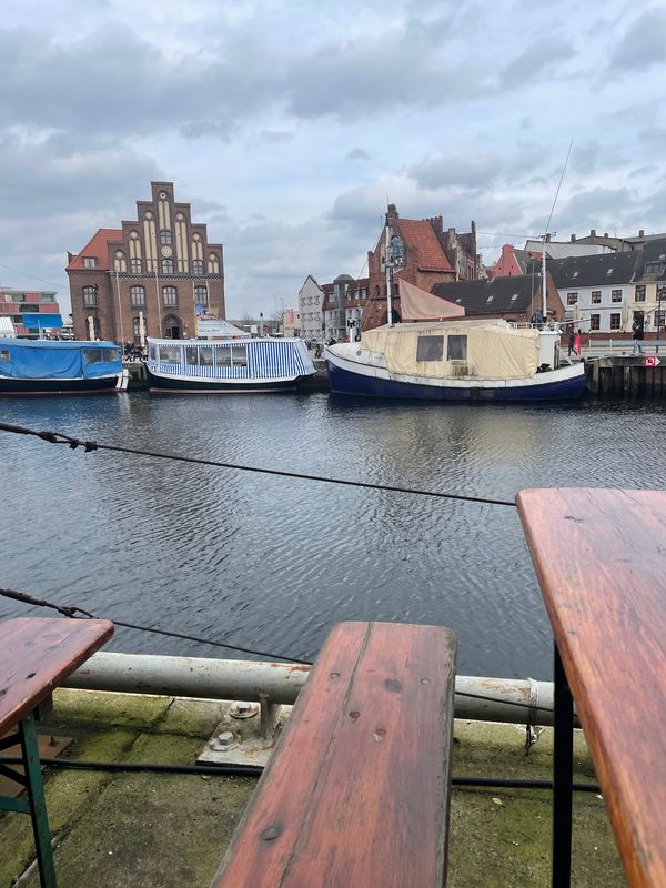 Moderne Bar mit Hafenblick
