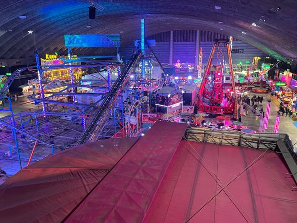 Indoor-Vergnügungspark im Winter