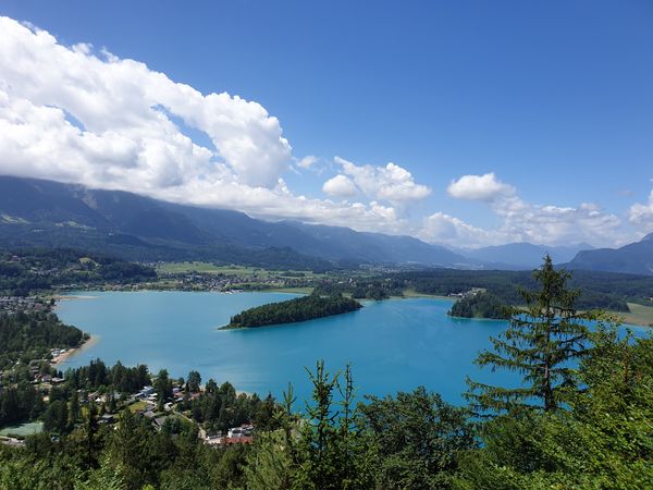 Kristallklares Wasser trifft auf Bergpanorama