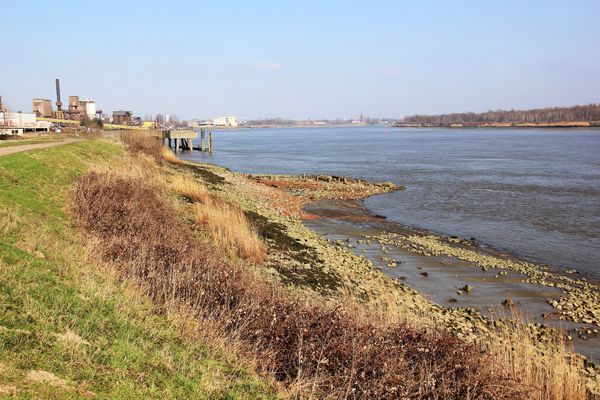 Spaziergang am historischen Flussufer
