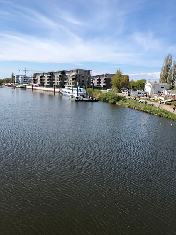 Genieße die frische Luft am Wasser