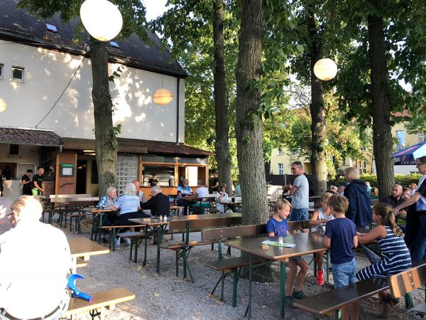 Selbstgebrautes Bier im urigen Garten