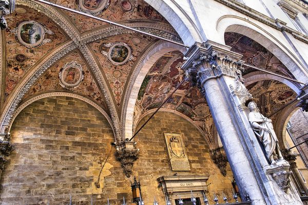 Mittelalterliche Architektur in Siena bestaunen