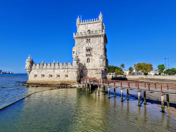 Historische Festung am Fluss