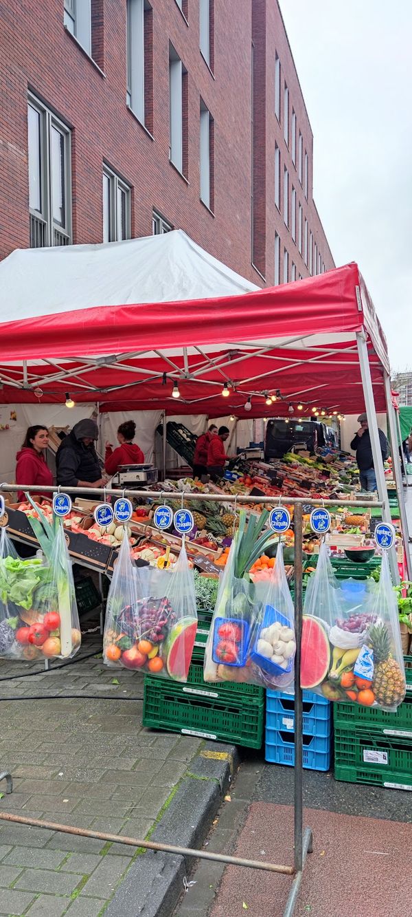 Entdecke lokale Delikatessen und Handwerk