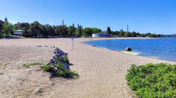 Sonniges Strandvergnügen in der Stadt