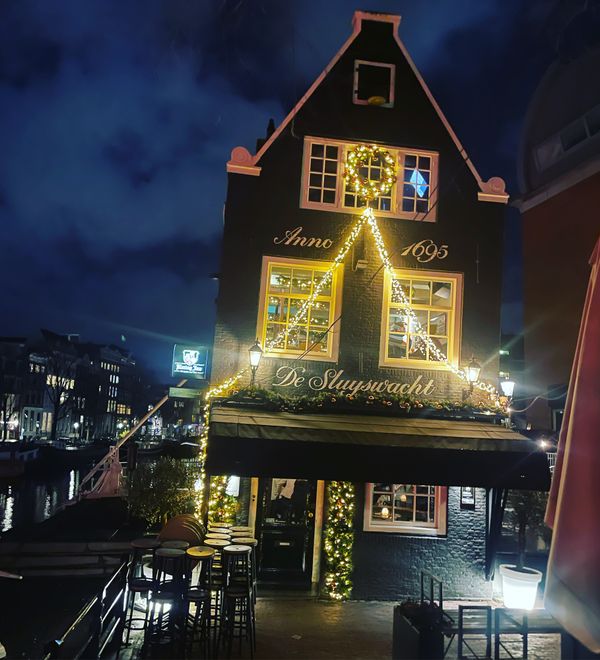 Historisches Café am Kanal mit Dutch Snacks