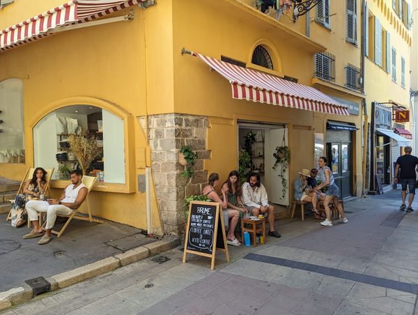 Süßes Kaffeehaus in Alt-Nizza