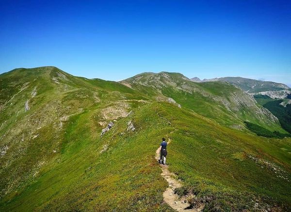 Wandern und Radfahren über den Wolken