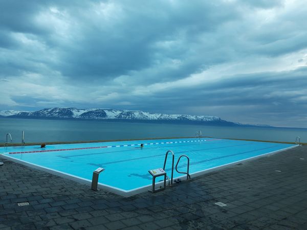 Infinity-Pool mit Fjordblick