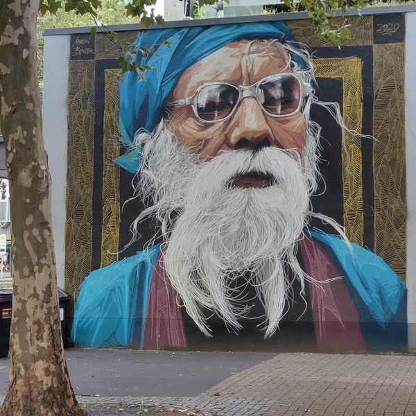 Entdecke farbenfrohe Murals beim Spazieren