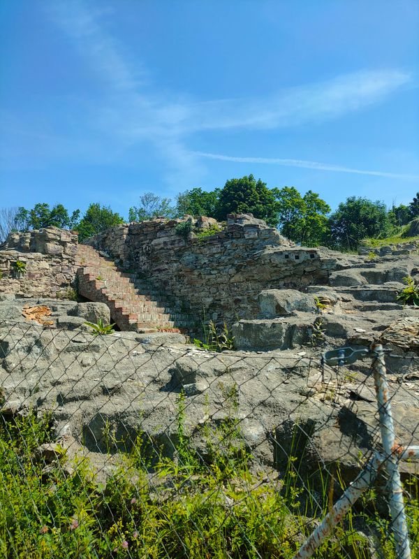 Atemberaubende Aussichten nach einer Wanderung durch Weinreben