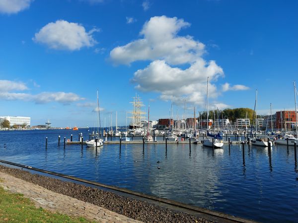 Maritimes Flair mit Blick auf den Hafen