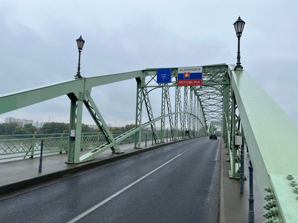 Spaziergang über die historische Brücke