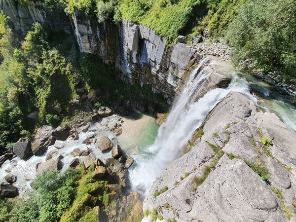 Zu majestätischen Wasserfällen wandern