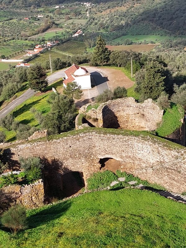 Verträumtes Dorf mit imposanter Burg