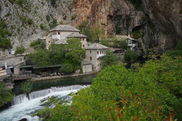 Kristallklares Quellwasser in malerischer Kulisse