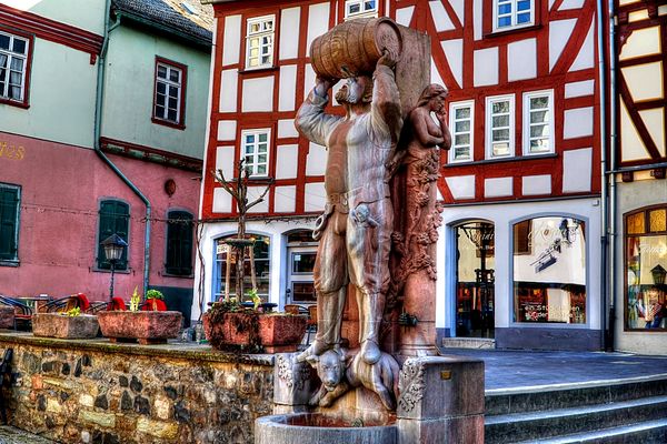 Erlebe das lokale Flair am Ritter Hattstein-Brunnen